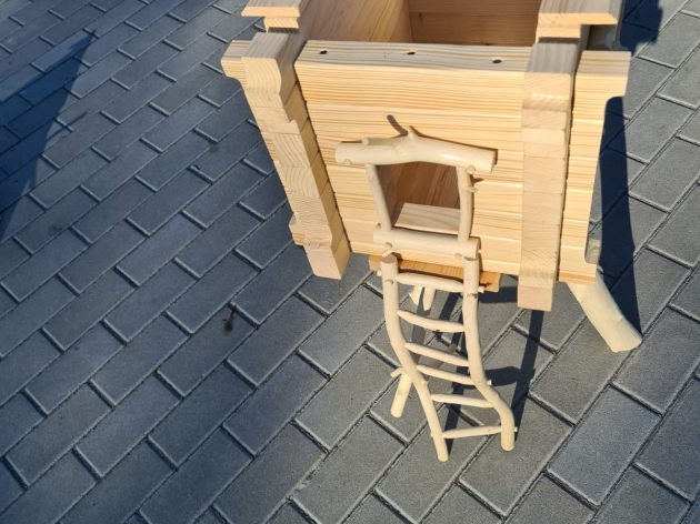 Feeder House on a leg