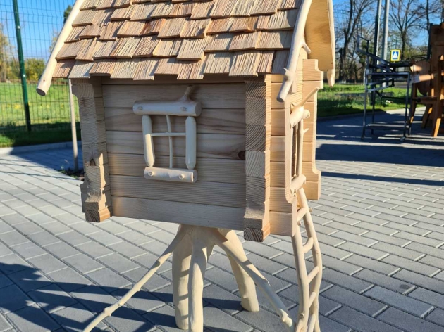 Feeder House on a leg