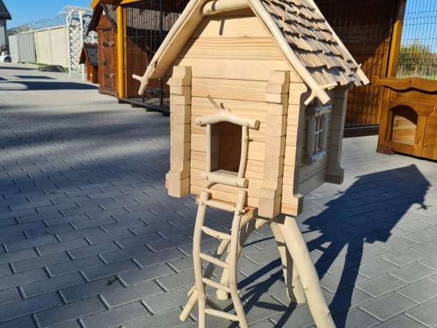 Feeder House on a leg