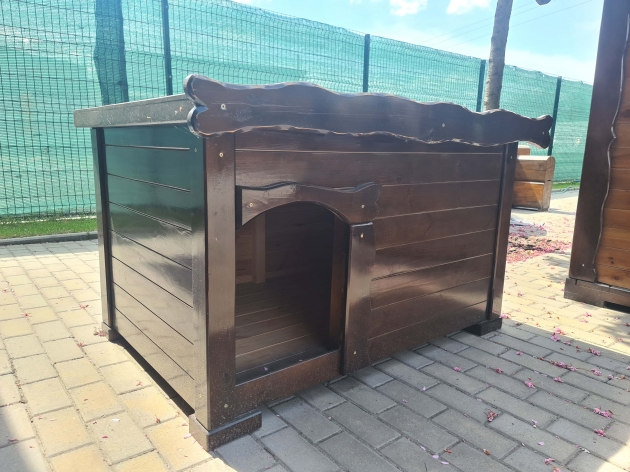 KENNEL OF WOOD