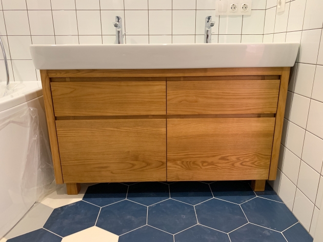 Stand with washbasin
