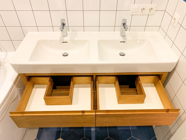 Stand with washbasin