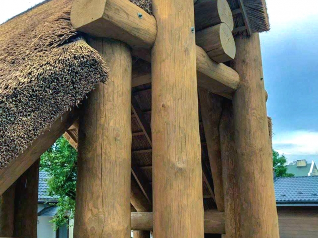Альтанка з очеретовим дахом