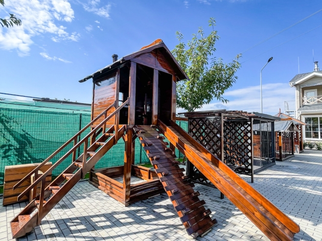 Дитячий майданчик із гіркою