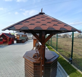 Дерев'яний колодязь із металевою ручкою