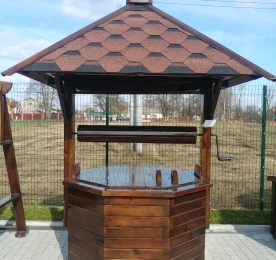 Дерев'яний колодязь із металевою ручкою