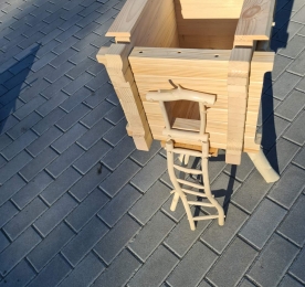 Feeder House on a leg