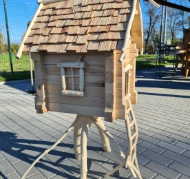 Feeder House on a leg