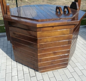 Дерев'яний колодязь із металевою ручкою