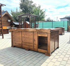 Будка с деревянной крышей