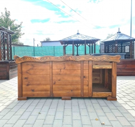 Будка з дерев'яним дахом