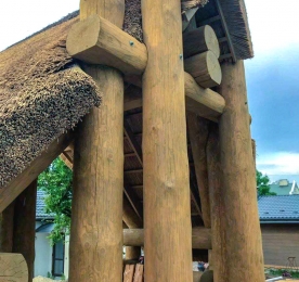 Альтанка з очеретовим дахом