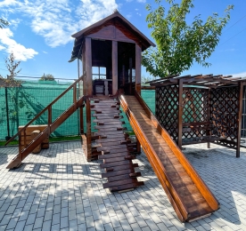 Дитячий майданчик із гіркою