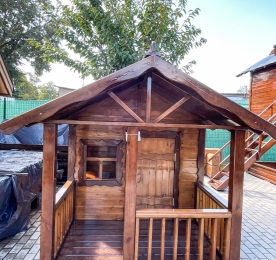 Дитячий будиночок із терасою