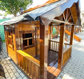 Детский домик с террасой